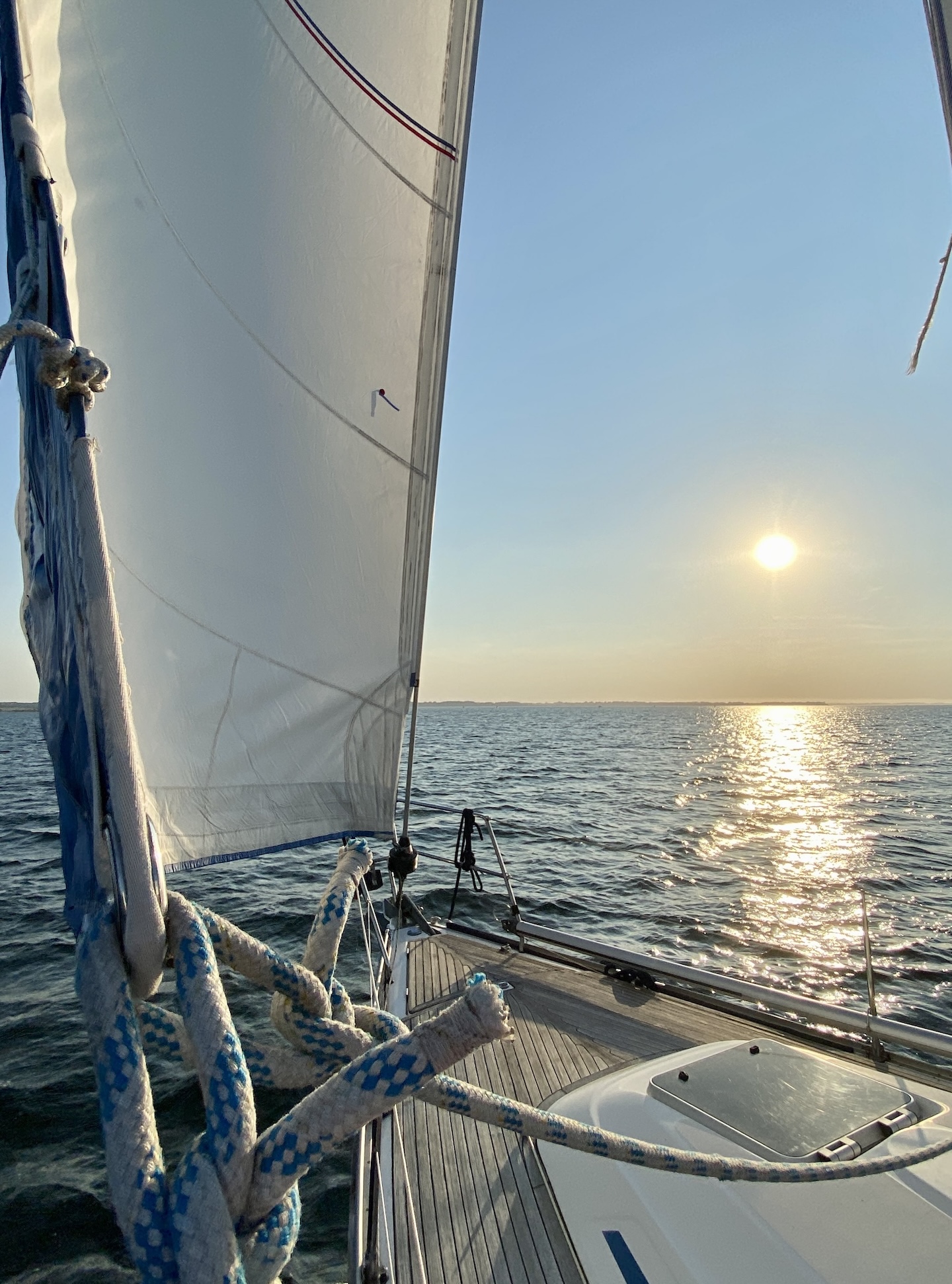 Segeln mit Vorsegel im Sonnenuntergang